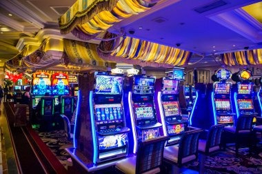 Mobile app showing Fortune Mouse game transitioning to live roulette table in sidebar
