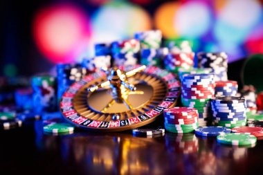 Mobile app showing Togel lobby transitioning to live roulette table in sidebar